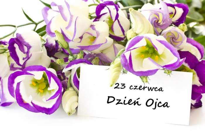 Pokaż zdjęcie: Bukiet fioletowo białych kwiatów z napisem  czerwca dzień ojca