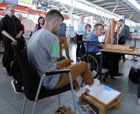 Pokaż zdjęcie: Pokaz malowania ustami i nogami 