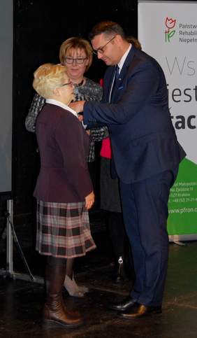 Pokaż zdjęcie: Uhonorowanie odznaką Primus in Agendo Teresy Chłosty – emerytowanej dyrektor Ośrodka Rehabilitacyjno – Wychowawczego Polskiego Stowarzyszenia na Rzecz Osób z Niepełnosprawnością Intelektualną