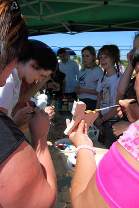 Pokaż zdjęcie: Stoisko Stowarzyszenia Wspierania Dzieci i Młodzieży „Wszyscy Razem” 