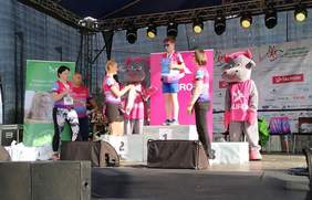 Pokaż zdjęcie: Wręczenie nagród biegaczom chorym na mukowiscydozę