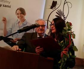 Pokaż zdjęcie: Wręczenie medalu „Za serce – sercem” dla Doroty Habich, p.o. Prezesa PFRON przez Stanisława Bronza, prezesa Fundacji Inwalidów i Osób Niepełnosprawnych „Miłosierdzie" z Kalisza 