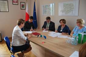Pokaż zdjęcie: Podpisanie umów na dofinansowanie likwidacji barier architektonicznych w budynku Starostwa oraz w budynku Szkoły Podstawowej w Łasinie