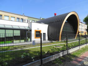 Pokaż zdjęcie: Zdjęcie budynku sali gimnastycznej.