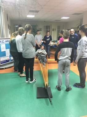 Uczestnicy szkolenia podczas zajęć teoretycznych (zdjęcie z zasobów Yacht Clubu Arcus)