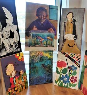 Pokaż zdjęcie: Prace zgłoszone w ramach konkursu "Sztuka osób niepełnosprawnych". Obrazy ustawione na sztalugach