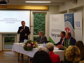 Pokaż zdjęcie: prezentacja Systemu wsparcia omawiana przez Bartosza Marczuka - Podsekretarza stanu w MRPiPS