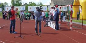 Pokaż zdjęcie: rozdanie medali uczestnikom przez Dyrektora RCPS Annę Mroczek, Dyrektora Oddziału Łodzkiego PFRON Władysława Skwarkę oraz Starostę Opoczyńskiego Józefa Róg