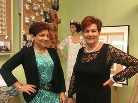 Pokaż zdjęcie: Panie Koronczarki z PZG podczas wernisażu wystawy Koła Robótek Ręcznych "Szydełko"