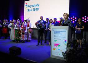 Pokaż zdjęcie: Dyrektor Marta Mordarska gratuluje Stowarzyszeniu "Nadzieja" 