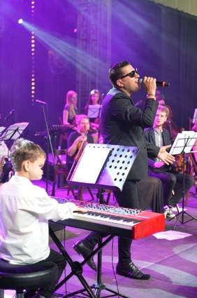 Pokaż zdjęcie: Występ Olafa Bielaka i Kordiana podczas fnału 11. Festiwalu Piosenki „Integracja malowana dźwiękiem” 