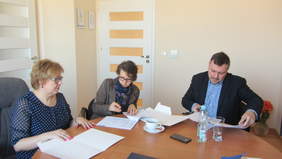 Pokaż zdjęcie: Podpisanie umowy w ramach w ramach konkursu „Kurs na samodzielność” Pani Marta Mordarska dyrektor Oddziału Małopolskiego PFRON, Pani Małgorzata Woźniakowska Sekretarz Oddziału Małopolskiego PZG, Pan Adam Stromidło prezes Oddziału Małopolski