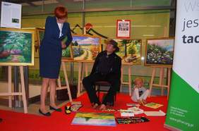 Pokaż zdjęcie: Minister Elżbieta Rafalska ze Stanisławem Kmiecikiem i Martynką Grucą