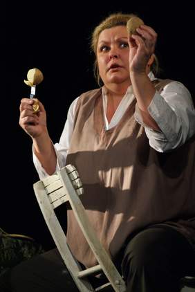 Pokaż zdjęcie: Scena ze spektaklu teatralnego pt.: „Shirley Valentine”