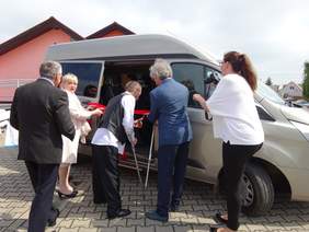 Pokaż zdjęcie: Przekazanie busa dla podopiecznych Środowiskowego Domu Samopomocy we Włoszakowicach