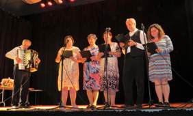 Pokaż zdjęcie: Na scenie Nałęczowskiego Ośrodka Kultury występują artyści z niepełnosprawnościami