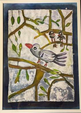 Pokaż zdjęcie: Na gałęzi siedzi ptak z czerwonym dziobem, w odcieniach szarości, W tle gałęzie i siedzące na nich dwa ptaki. Tło pracy również w odcieniach zieleni i szarości.