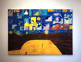 Pokaż zdjęcie: Obraz w orientacji poziomej, podzielony horyzontalnie na dwie główne części. Dolna, duża część, jest w ciepłym, musztardowym kolorze i przedstawia śpiącą osobę. Górna część to fantastyczna, ciemnoniebieska przestrzeń kosmiczna, na której umieszczonych jest wiele mniejszych, barwnych obrazów (jak klatki komiksowe), przedstawiających sceny z kosmosu, zwierzęta i postacie. Na tle tych małych obrazów, po lewej stronie, artysta siedzi na krześle i maluje.