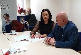 Pokaż zdjęcie: Umowę na realizację program w imieniu Powiatu Nyskiego podpisuje pani Joanna Burska - Członek Zarządu