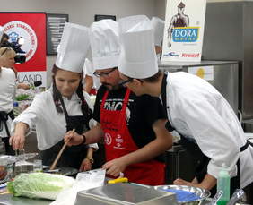 Pokaż zdjęcie: Jeden z uczestników konkursu - Czarek, pracuje nad konkursowym zadaniem wraz z wolontariuszami z ZSG przy ul. Poznańskiej