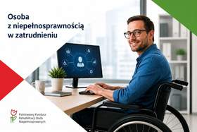Mężczyzna poruszający się na wózku inwalidzkim pracuje przy biurku przy komputerze w nowoczesnym biurze. Na grafice widnieje napis: „Osoba z niepełnosprawnością w zatrudnieniu” oraz logo PFRON.