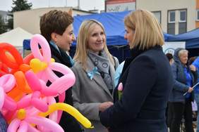 Pokaż zdjęcie: Zdjęcie trzech kobiet, które się spotkały, patrzą w swoją stronę.