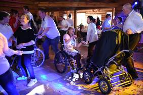 Pokaż zdjęcie: zabawa taneczna uczestników imprezy