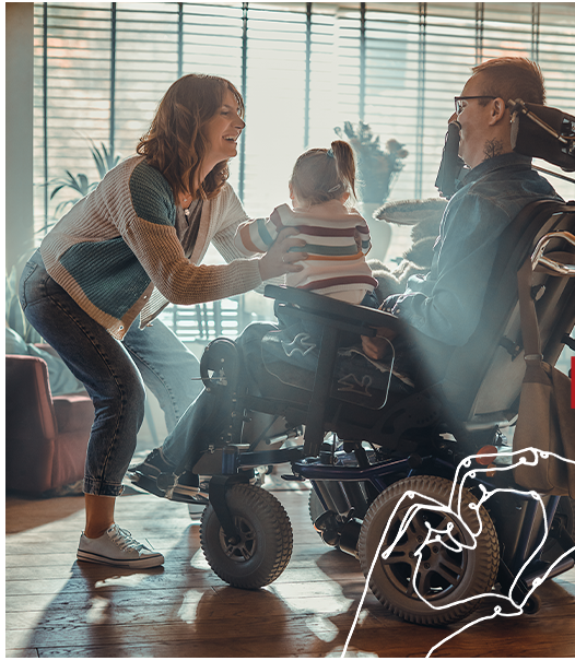 baner reklamowy, po prawej srtonie kobieta biorąca od mężczyzny na wózku małe dziecko, po prawej stronie napis "żyjemy w pełni, kochamy w pełni" 