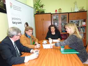 Pokaż zdjęcie: podpisanie umowy na zdjęciu przedstawiciele Stowarzyszenia Studio Integracji - Krzysztof Cwynar i Małgorzata Grzesiak; PFRON Władysław Skwarka i Agnieszka Jastrzębska