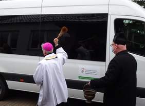 Pokaż zdjęcie: Biskup Marian Florczyk święci samochód