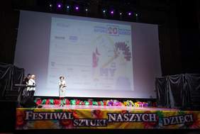 Pokaż zdjęcie: Wystąpienie Marleny Maląg, Prezes Zarządu PFRON podczas XX Festiwalu Sztuki Naszych Dzieci