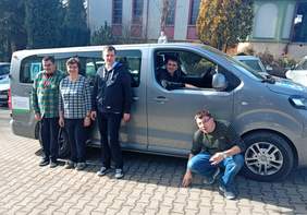 Pokaż zdjęcie: Uczestnicy WTZ z Konarach z nowym busem przystosowanym do przewozu osób z niepełnosprawnościami