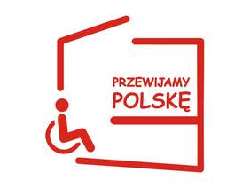Pokaż zdjęcie: Kontur Polski w kolorze czerwonym, który w lewym, dolnym rogu przerwany jest grafiką prezentującą osobę z niepełnosprawnością na wózku. Wewnątrz konturu Polski widnieje napis „Przewijamy Polskę”, który został podkreślony.