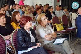 Pokaż zdjęcie: Widoczna zapełniona sala w gości wydarzenia siedzących na krzesłach,