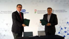 Pokaż zdjęcie: Krzysztof Mamiński, prezes PKP S.A. oraz Tomasz Maruszewski, zastępca prezesa Zarządu PFRON ds. finansowych