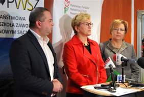 Pokaż zdjęcie: Briefing prasowy otwierający konferencję