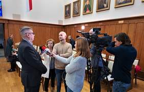 Pracownik Kujawsko-Pomorskiego Oddziału PFRON - Piotr Kopyciński - podczas udzielania wywiadu