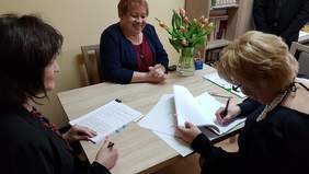 Pokaż zdjęcie: Podpisanie umowy pn. "Szansa na rozwój - szansą na niezależność"