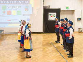 Uczestnicy kopnferencji podziwiają występy uczniów szkoły SP Specjalnej nr 26 w Toruniu