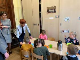 Pokaż zdjęcie: Minister Elżbieta Rafalska i Prezes Marlena Maląg z wizytą w przedszkolu dla dzieci z autyzmem