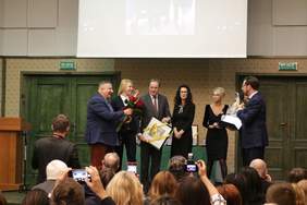 Pokaż zdjęcie: Wręczenie "Srebrnego drzewka" Wojciechowi Bystremu, prezesowi Towarzystwa Pomocy im. św. Brata Alberta Koło Gdańskie