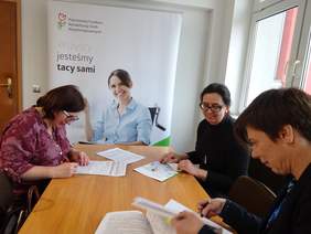 Pokaż zdjęcie: Anna Skupień, dyrektor Oddziału Wielkopolskiego PFRON podczas podpisania umowy 