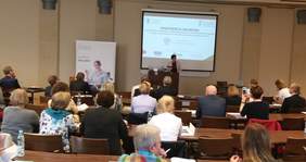 Pokaż zdjęcie: Wystąpienie dr Anny Skupień, dyrektor Oddziału Wielkopolskiego PFRON podczas konferencji pt.: „Osoby z niepełnosprawnością – niewykorzystany kapitał. (Nie)pełnosprawny w biznesie”