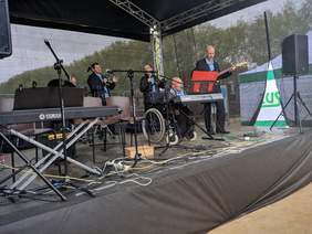 Pokaż zdjęcie: Występ zespołu "Skan" z DPS w Resku
