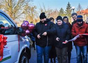 Pokaż zdjęcie: Uroczystość przekazania busa z dofinansowaniem ze środków PFRON dla podopiecznych Centrum Wspierania Organizacji Pozarządowych Integracja i Rehabilitacja w Szamotułach
