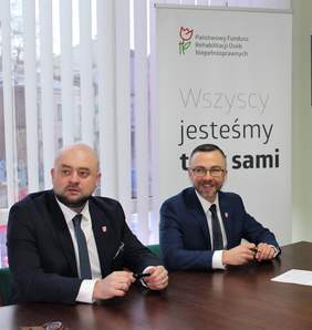 Pokaż zdjęcie: Od prawej przy stole: starosta świdnicki Łukasz Reszka, wicestarosta świdnicki Bartłomiej Pejo