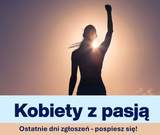 Grafika promująca nabór do programu „Kobiety z pasją”. Sylwetka kobiety z uniesioną ręką na tle słońca. Na dole napis: Kobiety z pasją. Ostatnie dni zgłoszeń – pospiesz się!