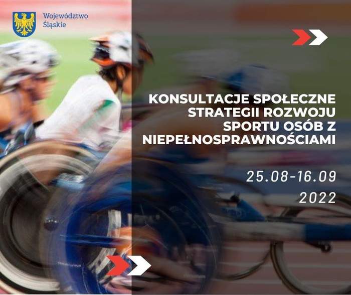 Pokaż zdjęcie: Na plakacie z niewyraźnymi postaciami niepełnosprawnych sportowców poruszających się na sportowych wózkach biały napis konsultacje społeczne strategii rozwoju sportu osób z niepełnosprawnościami. 