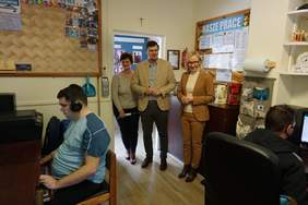 Pokaż zdjęcie: Dwóch podopiecznych podczas pracy przy komputerach