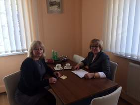 Pokaż zdjęcie: Od lewej: Halina Potok - Prorektor ds. studenckich i kształcenia PWSZ w Nowym Sączu oraz Marta Mordarska - dyrektor Małopolskiego Oddziału PFRON